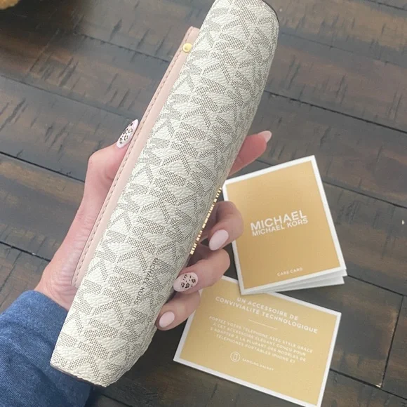 Michael Kors Cream Monogram Phone Pocket Wallet 🤩🤩🤩 - Picture 7 of 9
